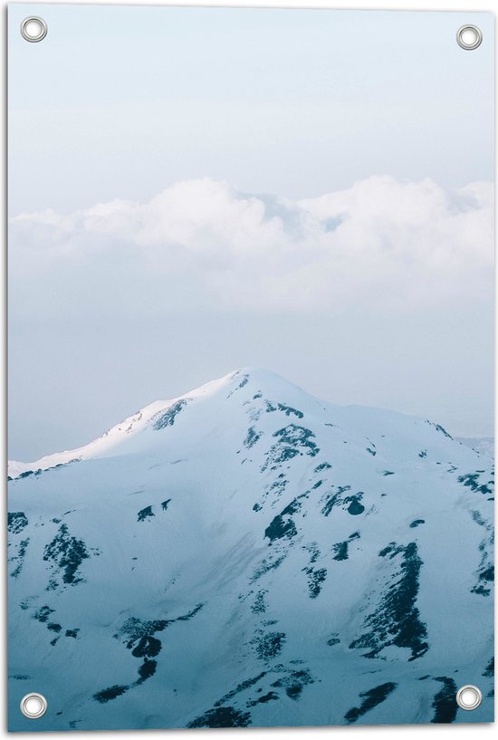 WallClassics - Tuinposter – Sneeuw op Bergtop met Wolken - 40x60 cm Foto op Tuinposter (wanddecoratie voor buiten en binnen)