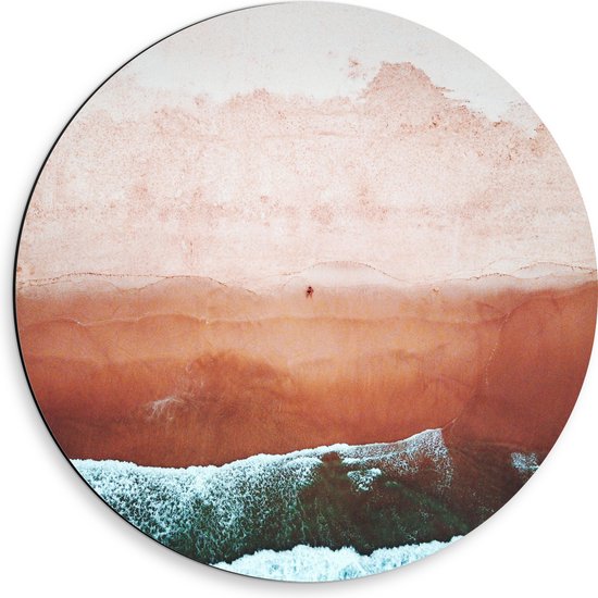 WallClassics - Dibond Muurcirkel - Bovenaanzicht van Schuimende Golven naar het Strand toe - 50x50 cm Foto op Aluminium Muurcirkel (met ophangsysteem)