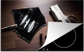 KitchenYeah® Inductie beschermer 81.2x52 cm - Pistool met kogels en cocaine - Kookplaataccessoires - Afdekplaat voor kookplaat - Inductiebeschermer - Inductiemat - Inductieplaat mat