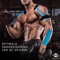 Krachtige man met bodybuild-fysiek met blauwe en zwarte kinesiotape.