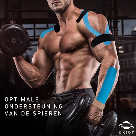 Krachtige man met bodybuild-fysiek met blauwe en zwarte kinesiotape.