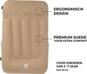 Beige opblaasbaar kinderbedje met ergonomisch ontwerp van suède voor extra comfort.