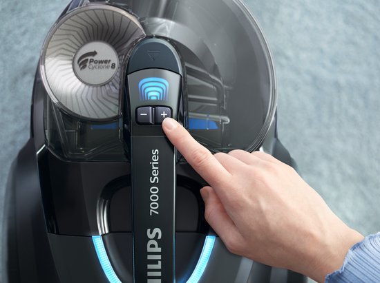 Hand drukt op de '+' knop van het digitale display van de Philips 7000 Series stofzuiger.