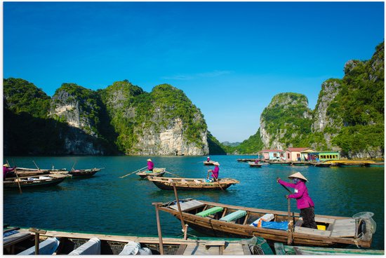 Poster Glanzend – Bootjes in de Baai - Vietnam - 75x50 cm Foto op Posterpapier met Glanzende Afwerking
