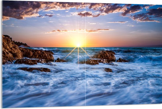 WallClassics - Acrylglas - Felkleurige Zonsondergang achter Wilde Zee - 120x80 cm Foto op Acrylglas (Met Ophangsysteem)