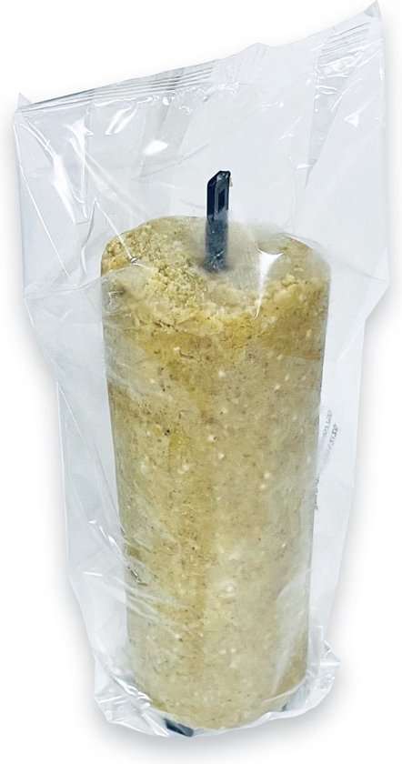 Een cilindervormige pindacake voor vogels, verpakt in plastic folie met een zwarte ophanglus.