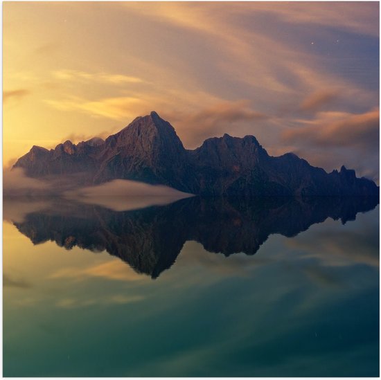 Poster Glanzend – Bergen weerspiegelen in de Zee - 50x50 cm Foto op Posterpapier met Glanzende Afwerking