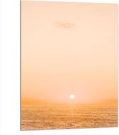 WallClassics - Dibond - Mistige Zonsondergang boven Zee - 75x100 cm Foto op Aluminium (Wanddecoratie van metaal)