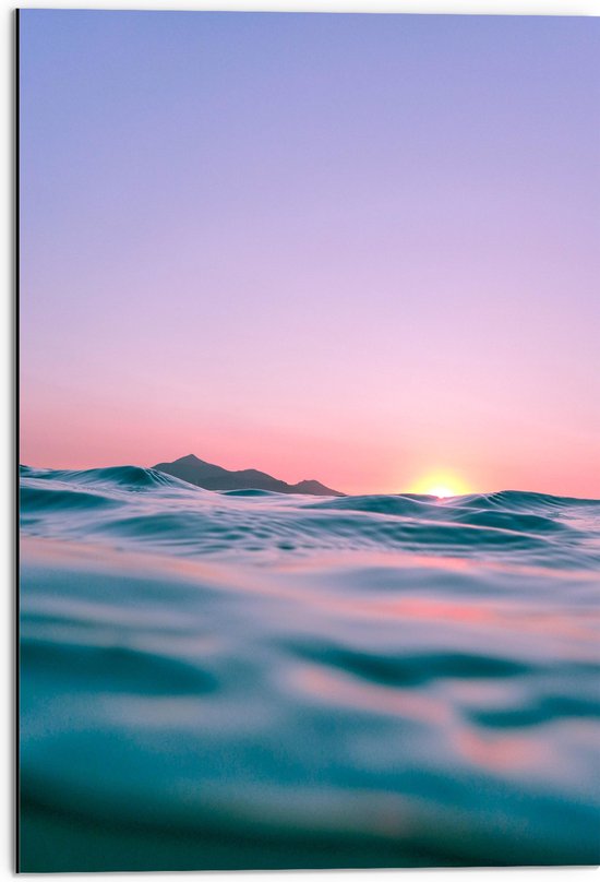 WallClassics - Dibond - De Kalme Zee met Paarskleurige Lucht - 50x75 cm Foto op Aluminium (Wanddecoratie van metaal)