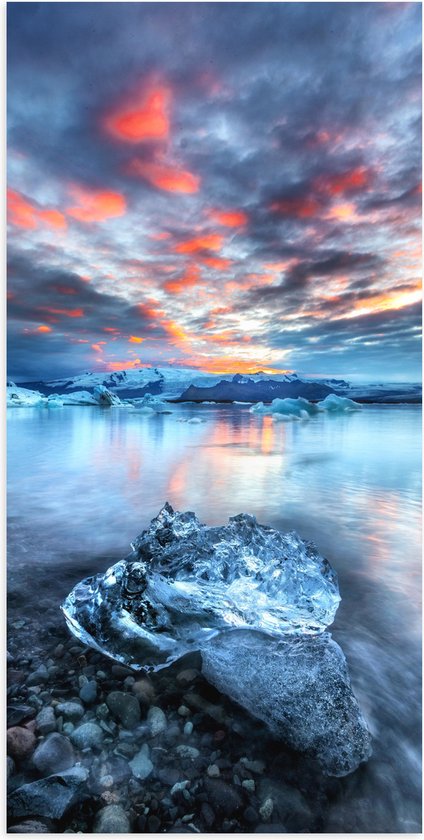 WallClassics - Poster Glanzend – Meerkleurige Lucht boven IJslandschap met Rotsen - 50x100 cm Foto op Posterpapier met Glanzende Afwerking