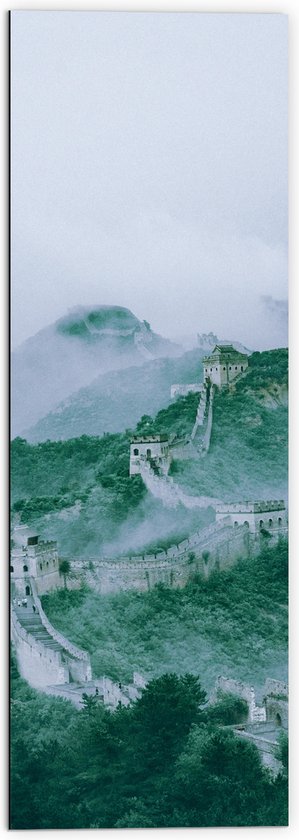 WallClassics - Dibond - Chinese Muur door Bosgebied in China - 50x150 cm Foto op Aluminium (Wanddecoratie van metaal)