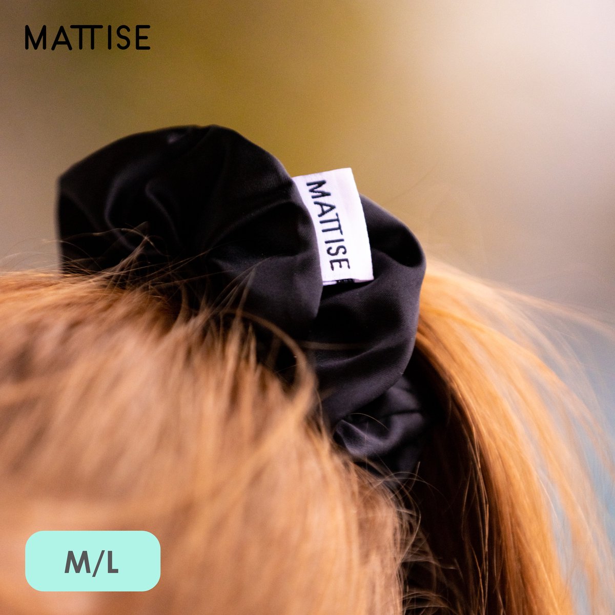 MATTISE Scrunchie Zwart van Hoogwaardig Satijn — Maat M/L (Diameter 12 cm) — Zwarte Haarband voor Dames en Meisjes Scrunchies
