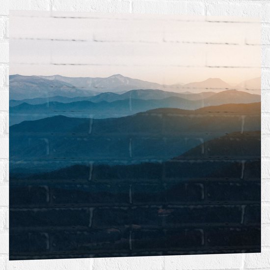 Muursticker - Berglandschap met Ondergaande Zon - 80x80 cm Foto op Muursticker