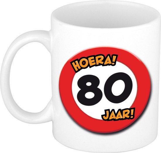 Bellatio Decorations Hoera 80 jaar mok verkeersbord - keramiek 300 ml