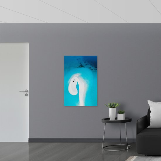 WallClassics - Vlag - Klein Onbewoond Eiland in Felblauwe Zee - 70x105 cm Foto op Polyester Vlag