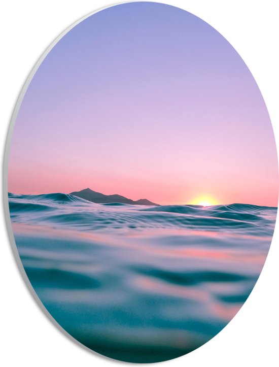 WallClassics - PVC Schuimplaat Ovaal - De Kalme Zee met Paarskleurige Lucht - 21x28 cm Foto op Ovaal (Met Ophangsysteem)
