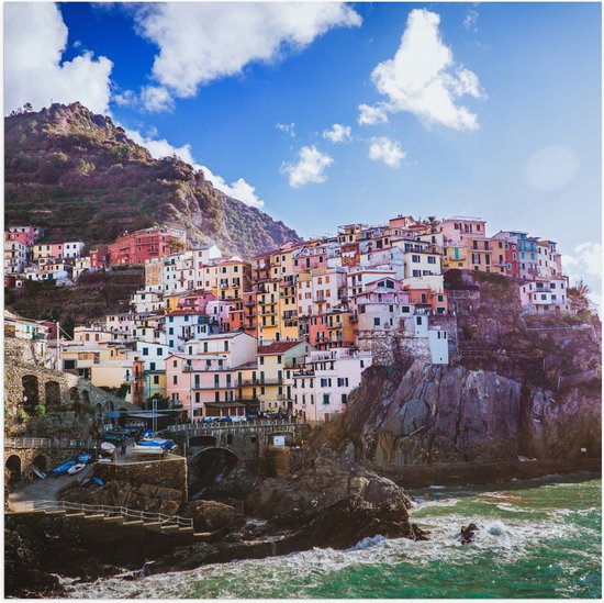 Poster Glanzend – Gekleurden Huizen op Bergen - Italië - 50x50 cm Foto op Posterpapier met Glanzende Afwerking