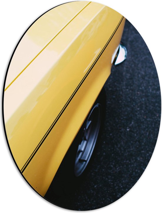 WallClassics - Dibond Ovaal - Close-up van Gele Motorkap - 30x40 cm Foto op Ovaal (Met Ophangsysteem)