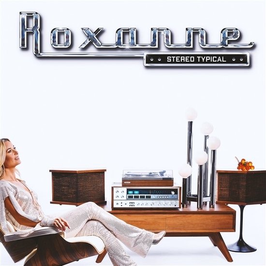 Vrouw in glitterpak zit naast retro stereo-installatie met "Roxanne Stereo Typical" logo erboven.