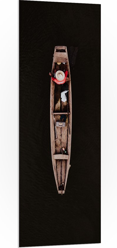 WallClassics - PVC Schuimplaat- Bovenaanzicht van Visser in Smal Houten Vissersbootje op Donker Water - 50x150 cm Foto op PVC Schuimplaat