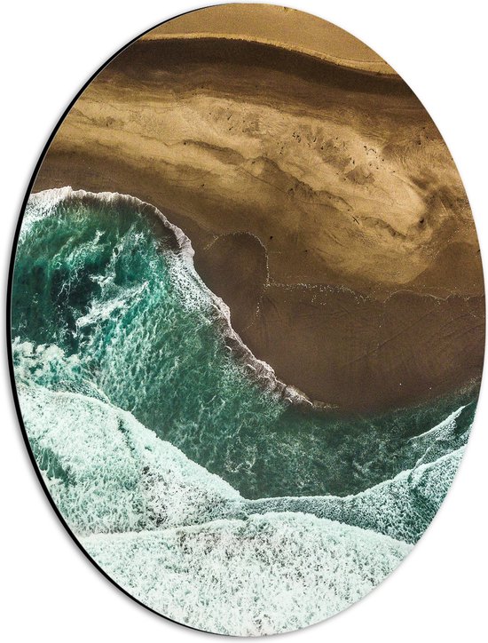 Dibond Ovaal - Bovenaanzicht van Wilde Zee Aanstromend op Donkerkleurig Strand - 30x40 cm Foto op Ovaal (Met Ophangsysteem)