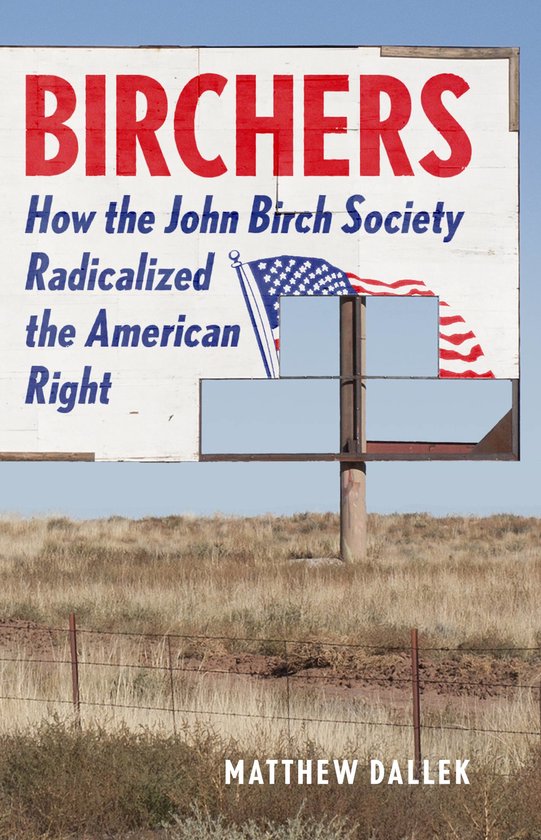 Panneau d'affichage avec le texte 'BIRCHERS How the John Birch Society Radicalized the American Right'. Un drapeau américain est représenté.
