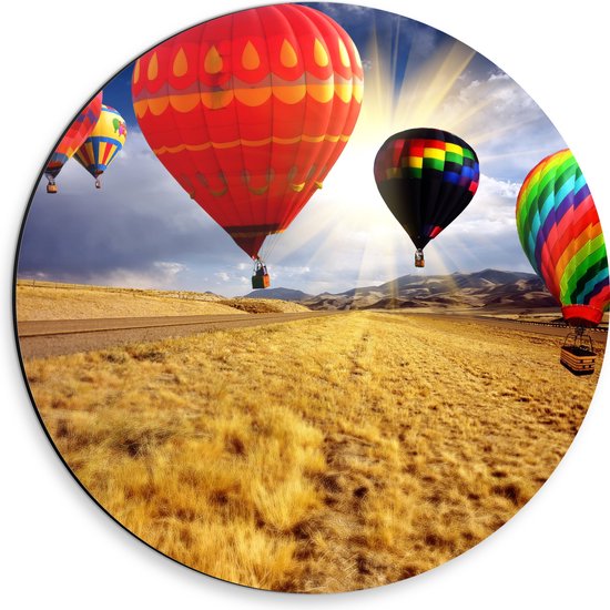 WallClassics - Dibond Muurcirkel - Groep Luchtballonnen in Verschillende Kleuren boven Droog Landschap - 30x30 cm Foto op Aluminium Muurcirkel (met ophangsysteem)