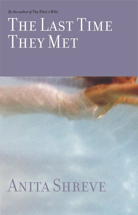 Boek "The Last Time They Met" van Anita Shreve. Een zachte, wazige afbeelding van een persoon die onder water zwemt.