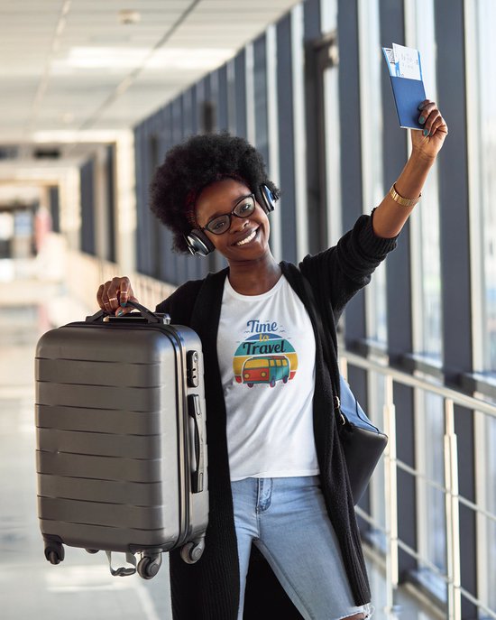 Chemise - Le temps de travel - Wurban Wear | Chemise drôle | Voyages | T-shirt unisexe | Valise | Lunettes de soleil | blanc et noir