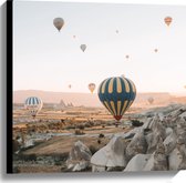 WallClassics - Canvas - Grote Groep Luchtballonnen Vliegend boven Rotsig Landschap - 60x60 cm Foto op Canvas Schilderij (Wanddecoratie op Canvas)
