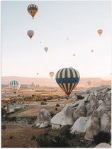 WallClassics - Poster (Mat) - Grote Groep Luchtballonnen Vliegend boven Rotsig Landschap - 30x40 cm Foto op Posterpapier met een Matte look