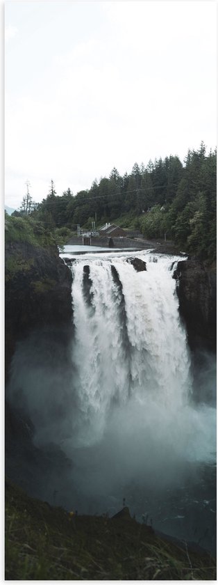 Poster (Mat) - Grote Waterval door Bergen - 20x60 cm Foto op Posterpapier met een Matte look