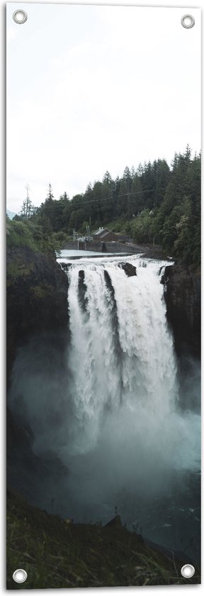 Tuinposter – Grote Waterval door Bergen - 30x90 cm Foto op Tuinposter (wanddecoratie voor buiten en binnen)