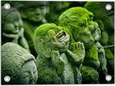 WallClassics - Tuinposter – Met Mosbegroeide Beeldjes - 40x30 cm Foto op Tuinposter (wanddecoratie voor buiten en binnen)