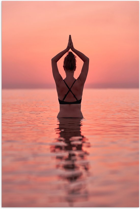Poster Glanzend – Mediterende Vrouwen in Rozekleurige Zee - 50x75 cm Foto op Posterpapier met Glanzende Afwerking