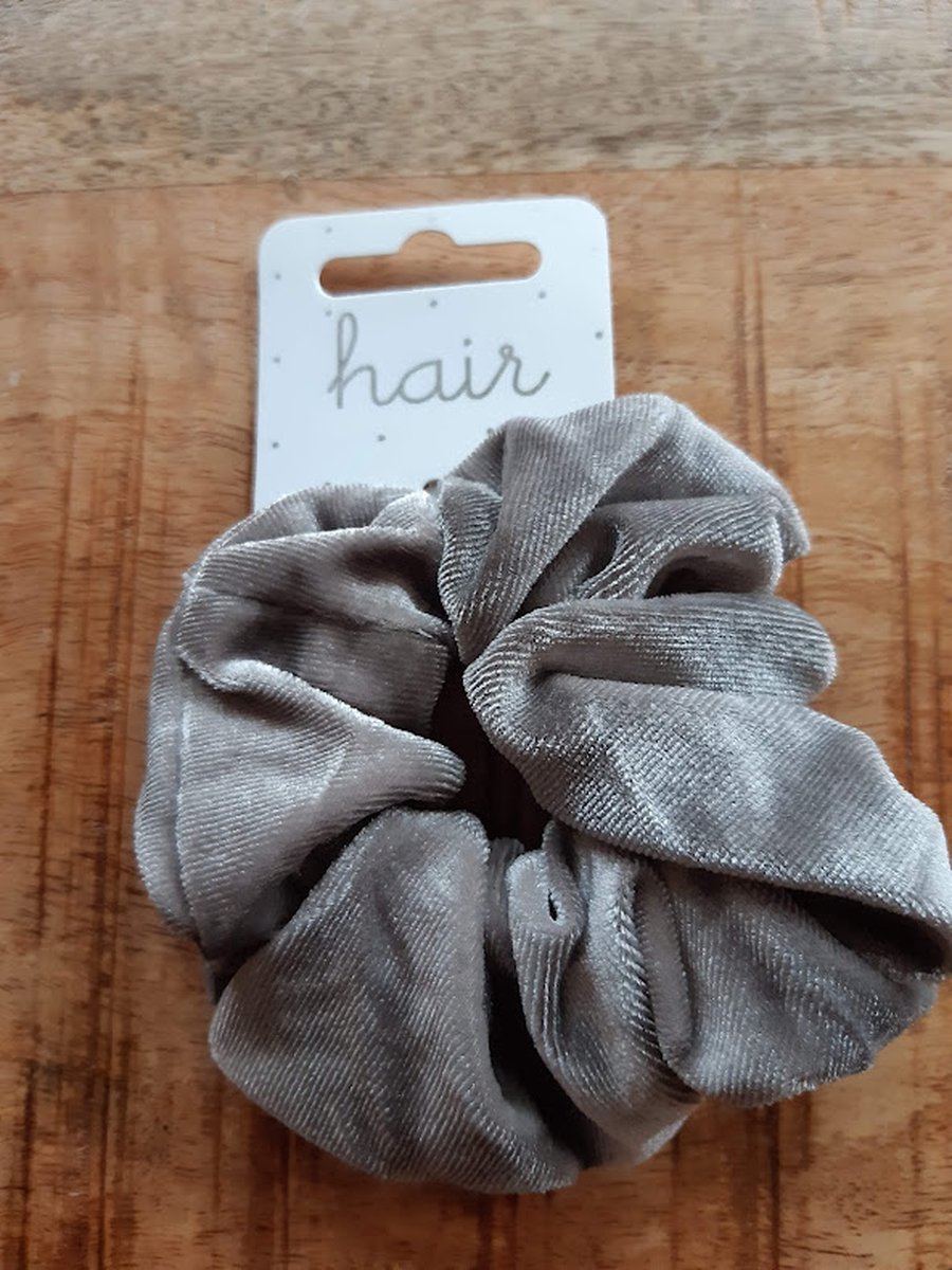 Le Sjalerie Scrunchie Velvet Krinkel Elastiek Haarmode Licht grijs/Zilver