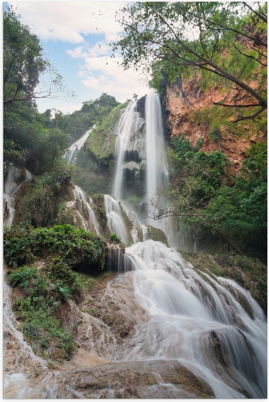 Poster (Mat) - Hoge Watervallen tussen de Bomen en de Planten in het Regenwoud - 60x90 cm Foto op Posterpapier met een Matte look