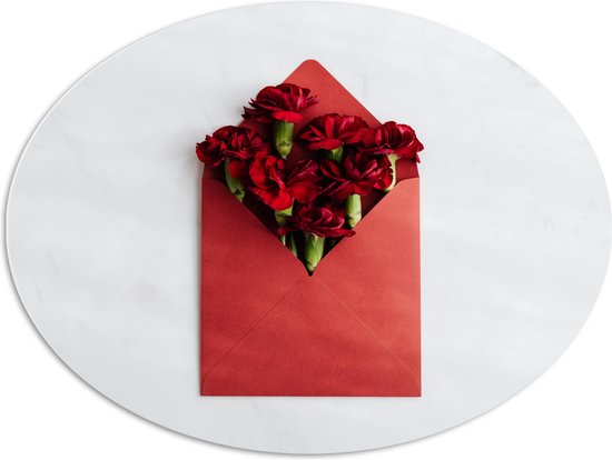 PVC Schuimplaat Ovaal - Rood Bosje Bloemen in Rode Envelop op Witte Achtergromd - 80x60 cm Foto op Ovaal (Met Ophangsysteem)