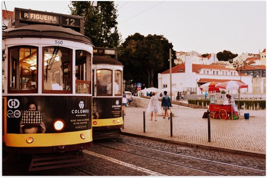 Poster Glanzend – Rijdende Tram - Portugal - 120x80 cm Foto op Posterpapier met Glanzende Afwerking