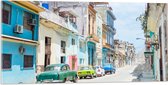 Acrylglas - Gekleurde Geparkeerde Auto's in Kleurrijke Straat - Cuba - 100x50 cm Foto op Acrylglas (Wanddecoratie op Acrylaat)