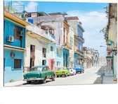 Dibond - Gekleurde Geparkeerde Auto's in Kleurrijke Straat - Cuba - 100x75 cm Foto op Aluminium (Met Ophangsysteem)