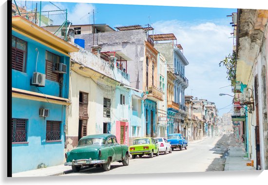 Canvas - Gekleurde Geparkeerde Auto's in Kleurrijke Straat - Cuba - 120x80 cm Foto op Canvas Schilderij (Wanddecoratie op Canvas)