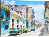 Dibond - Gekleurde Geparkeerde Auto's in Kleurrijke Straat - Cuba - 80x60 cm Foto op Aluminium (Met Ophangsysteem)