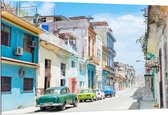 Dibond - Gekleurde Geparkeerde Auto's in Kleurrijke Straat - Cuba - 150x100 cm Foto op Aluminium (Met Ophangsysteem)