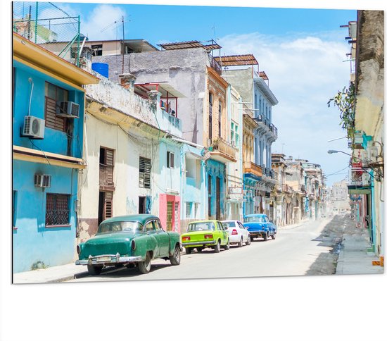 Dibond - Gekleurde Geparkeerde Auto's in Kleurrijke Straat - Cuba - 100x75 cm Foto op Aluminium (Wanddecoratie van metaal)