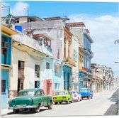 Acrylglas - Gekleurde Geparkeerde Auto's in Kleurrijke Straat - Cuba - 50x50 cm Foto op Acrylglas (Wanddecoratie op Acrylaat)