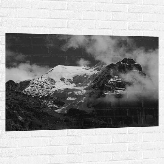 Muursticker - Wolken in de Bergen met Sneeuw (Zwart- wit) - 120x80 cm Foto op Muursticker