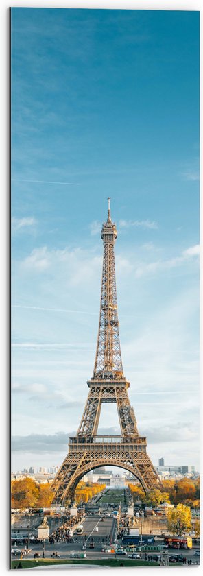 Dibond - Eiffeltoren in Parijs onder Lichte Bewolking - 30x90 cm Foto op Aluminium (Wanddecoratie van metaal)