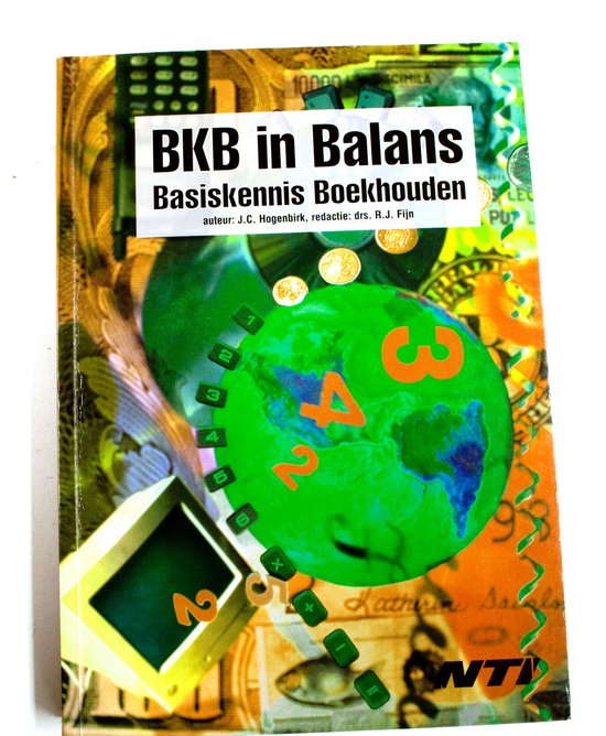 Boek "BKB in Balans Basiskennis Boekhouden" met een afbeelding van de aarde, munten en geld. NTI.
