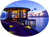 Dibond Ovaal - Resort - op het Water in de Malediven - 68x51 cm Foto op Ovaal (Met Ophangsysteem)